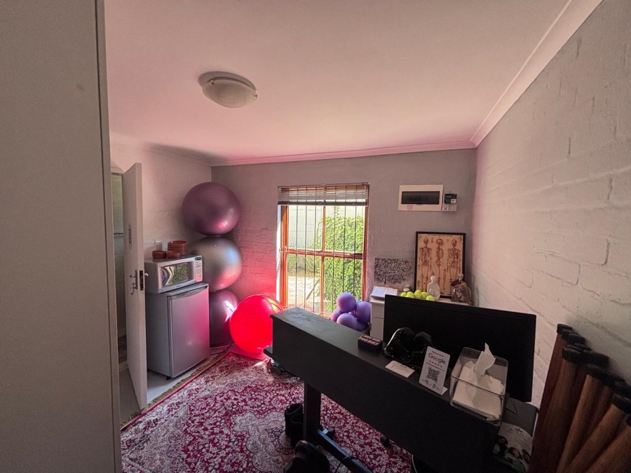 To Let 1 Bedroom Property for Rent in Loevenstein Western Cape